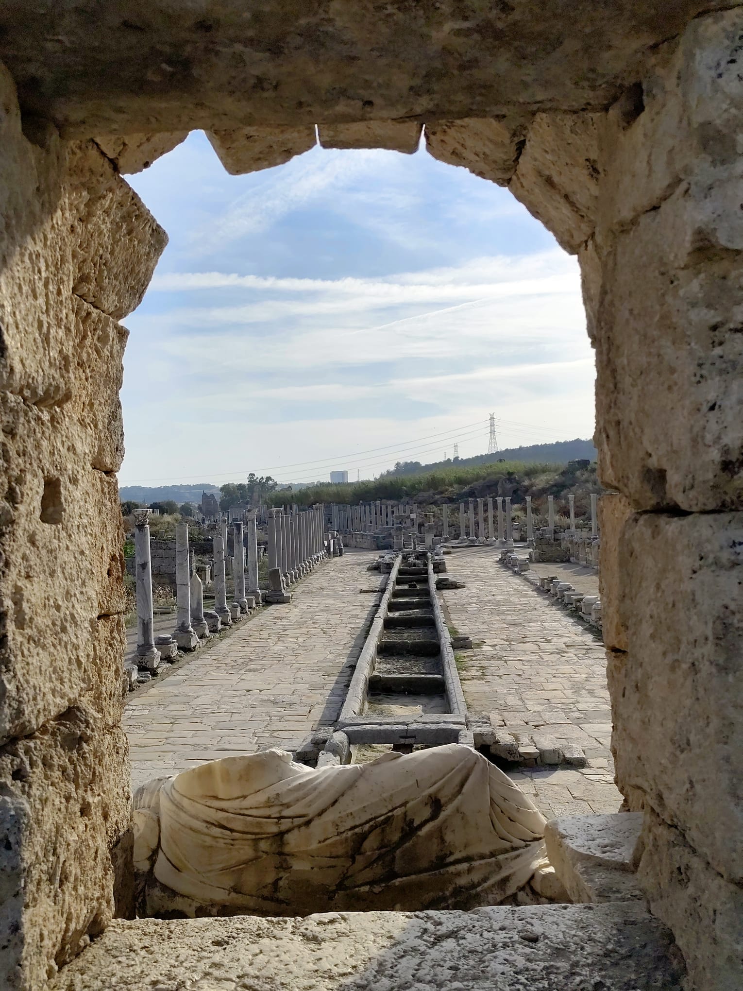 Bulutlu gökyüzü ve heybetli dağlar
